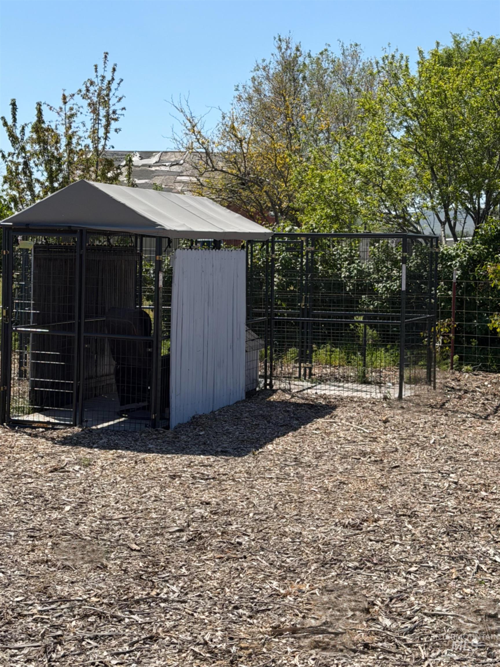 875 Eaton Road Weiser, ID 83672 - Photo 29 of 30 Outdoor enclosure featuring metal fencing and a covered section