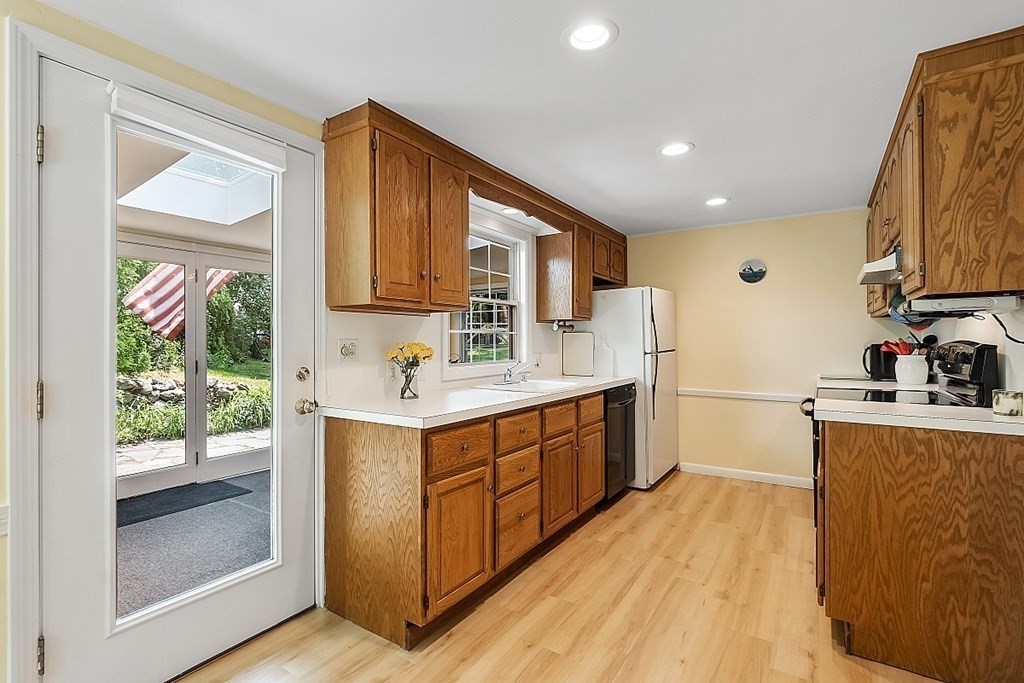 64 Canterbury Road Lynnfield, MA 01940 - Photo 10 of 41 Gallery Image 10