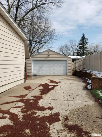 $1,795 | 4811 Candlelight Drive, Davenport, IA 52806