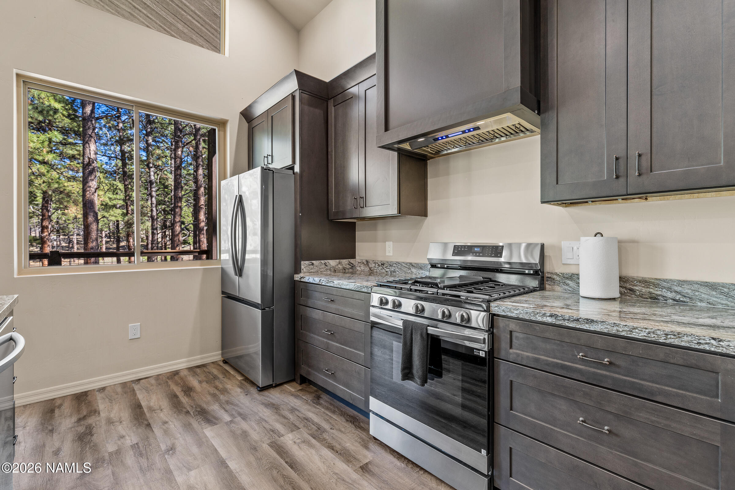1093 Redwall Way Williams, AZ 86046 - Photo 10 of 70 a kitchen with granite countertop a stove and a refrigerator
