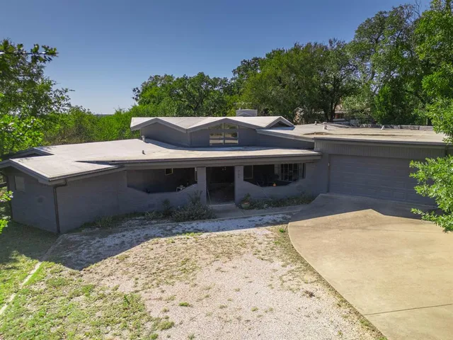 a view of a house with a tub