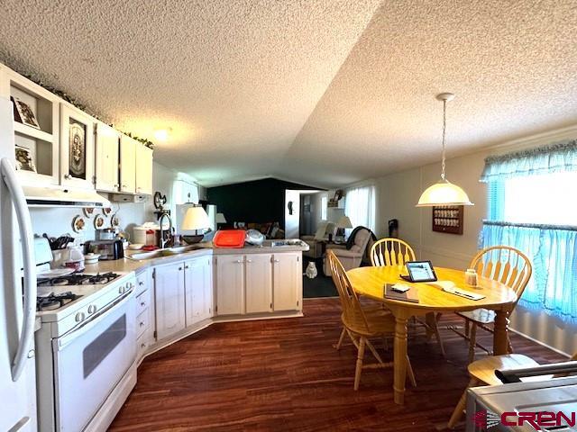 11290 Highway 145 Cortez, CO 81321 - Photo 13 of 27 a kitchen that has a table and chairs in it