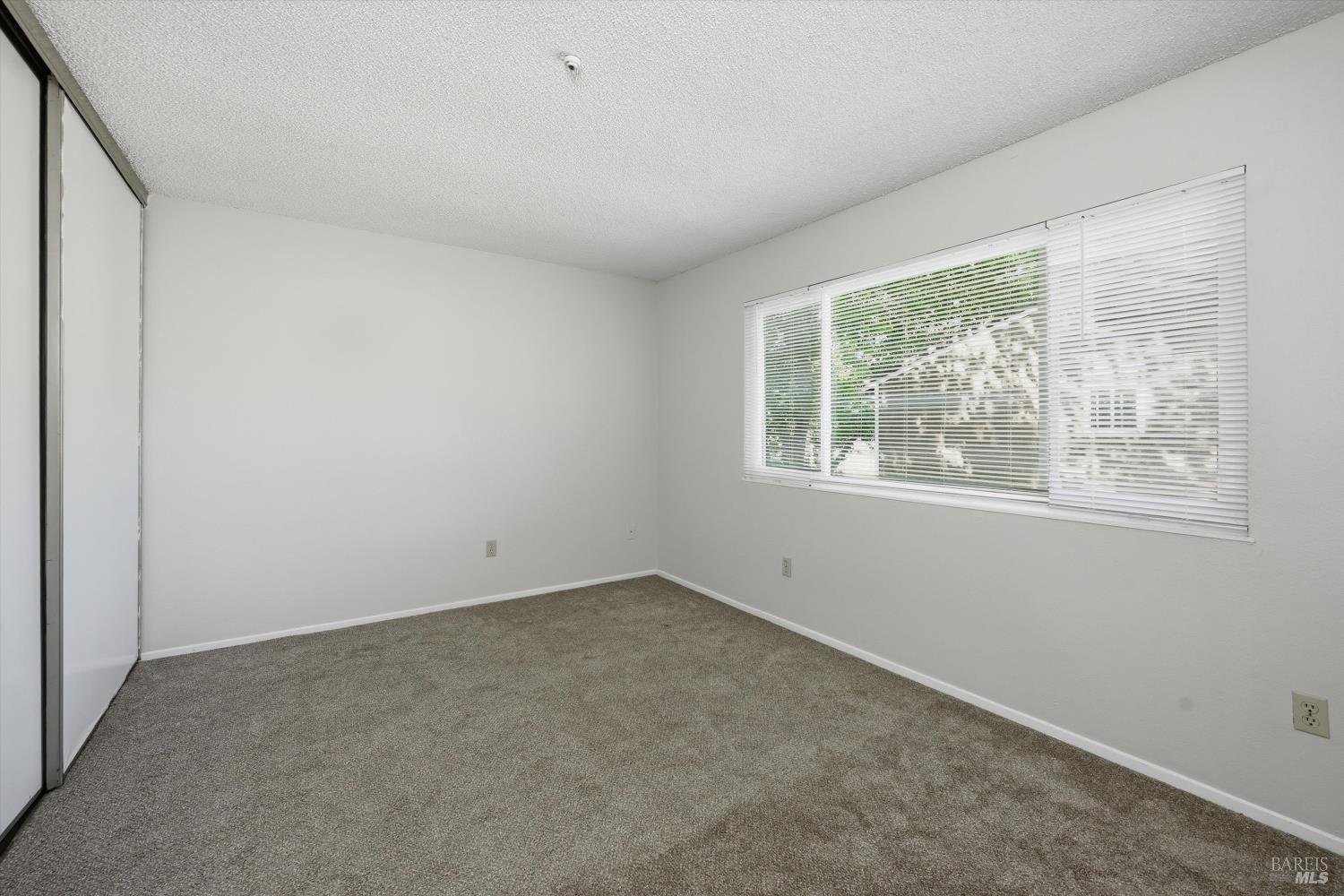 498 Santa Alicia Drive Rohnert Park, CA 94928 - Photo 9 of 18 an empty room with a window