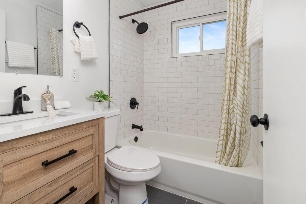 1363 Coburg Road Columbus, OH 43227 - Photo 14 of 37 Full Bathroom