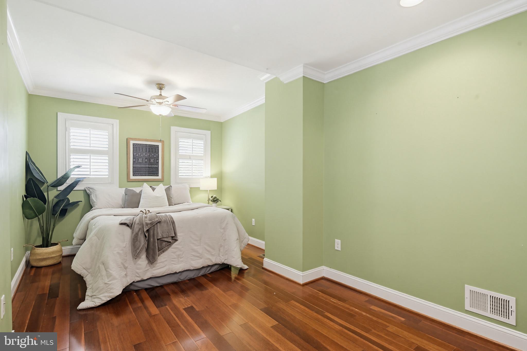122 West Clement Street Baltimore, MD 21230 - Photo 19 of 40 a bed sitting in a spacious bedroom next to a window