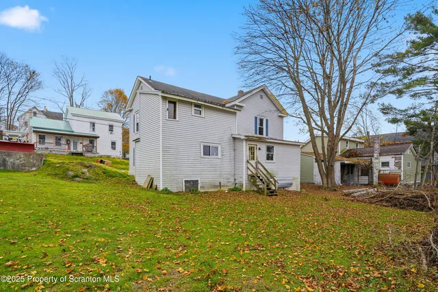 a view of a yard with a house