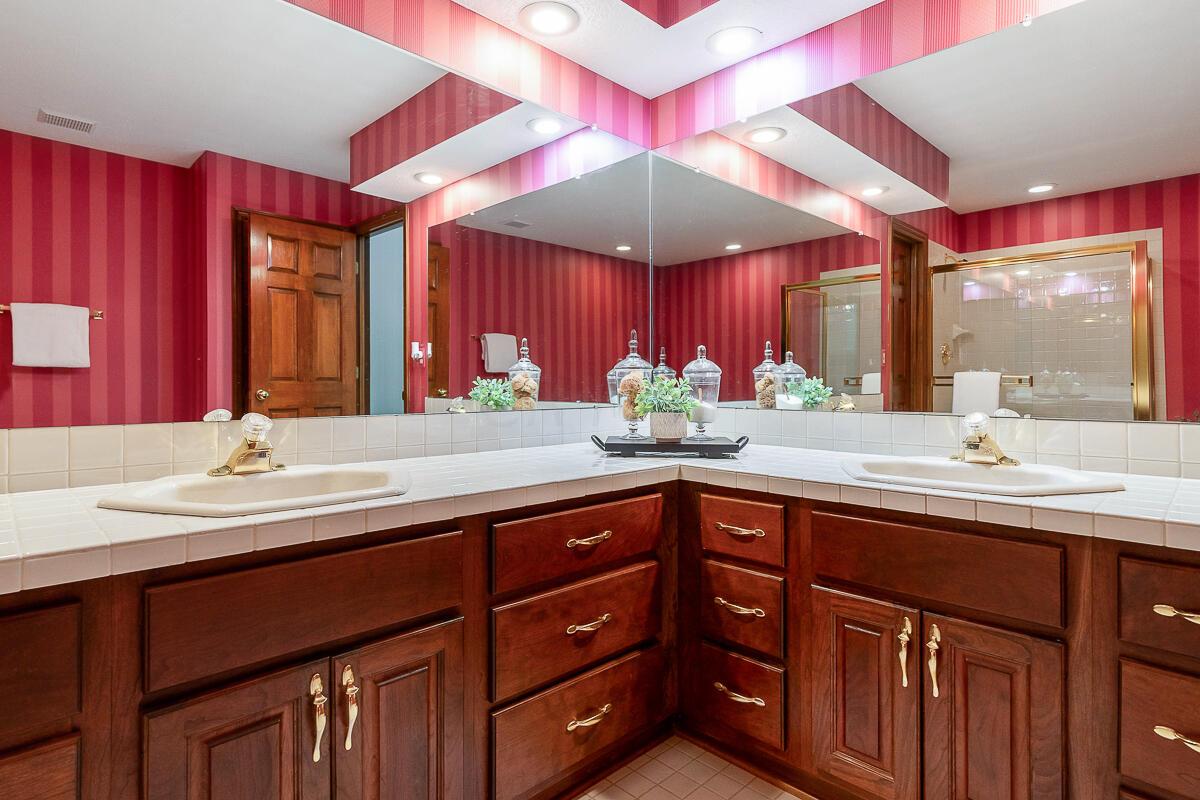 345 Shale Ridge Court Powell, OH 43065 - Photo 20 of 41 345_Shale_Ridge_Ct-owner bathroom