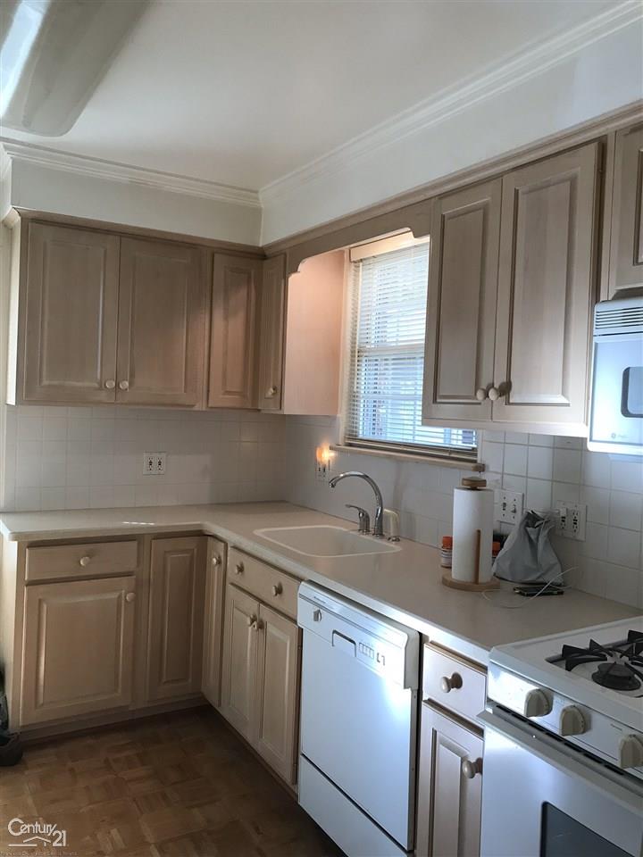 1349 Roslyn Road Grosse Pointe Woods, MI 48236 - Photo 2 of 14