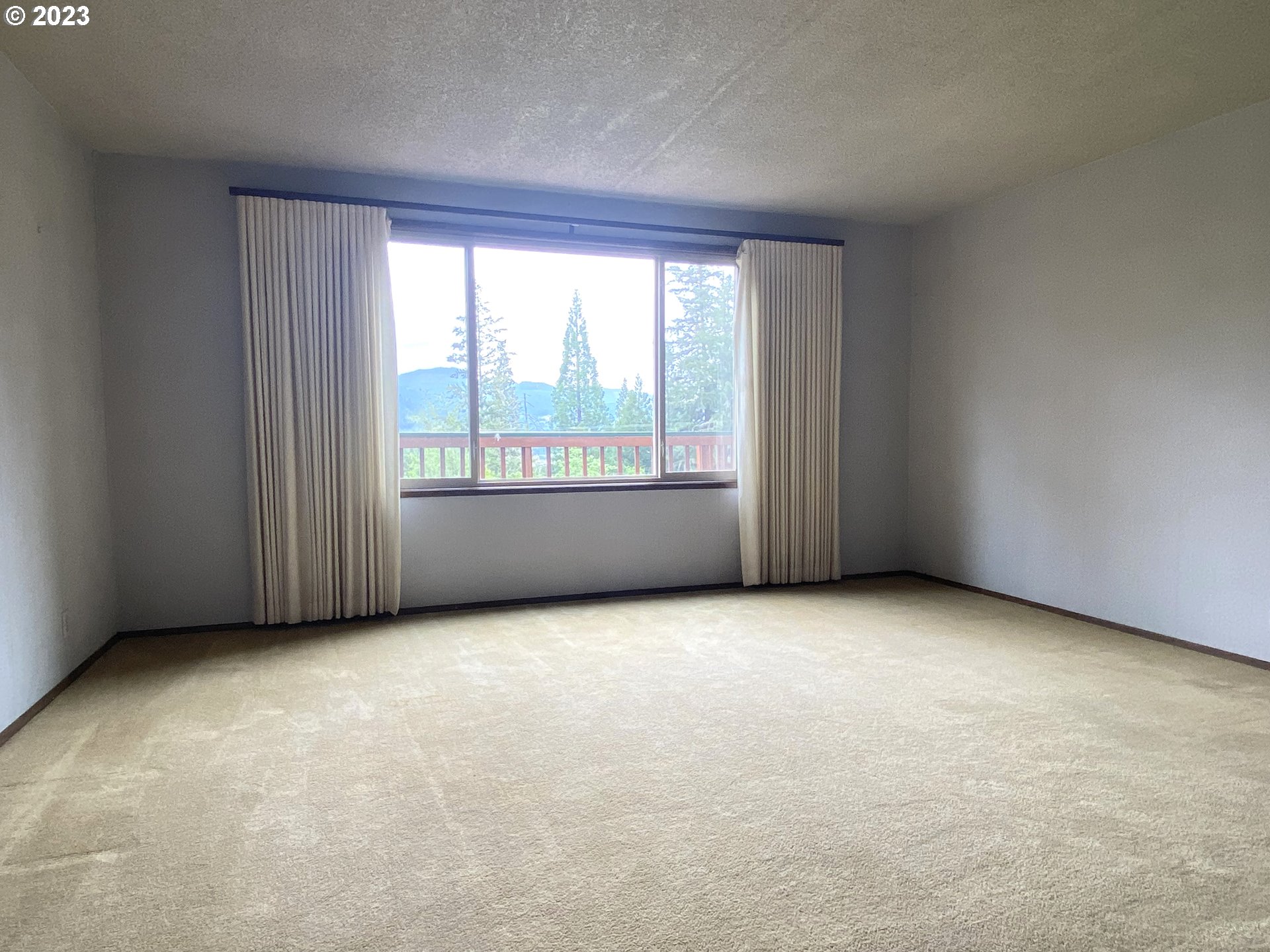 7905 South C Street Springfield, OR 97478 - Photo 11 of 28 an empty room with windows