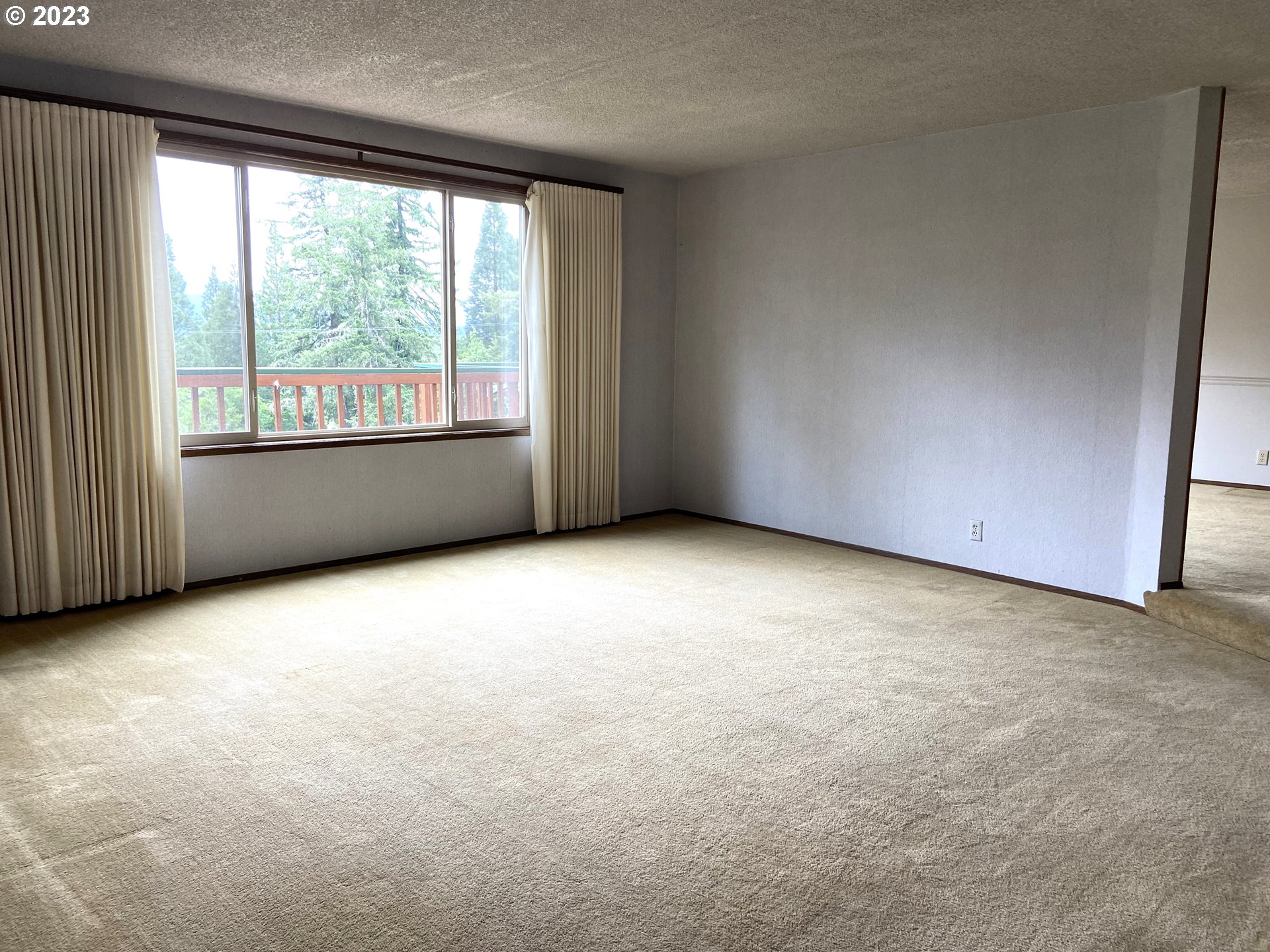 7905 South C Street Springfield, OR 97478 - Photo 12 of 28 an empty room with a window