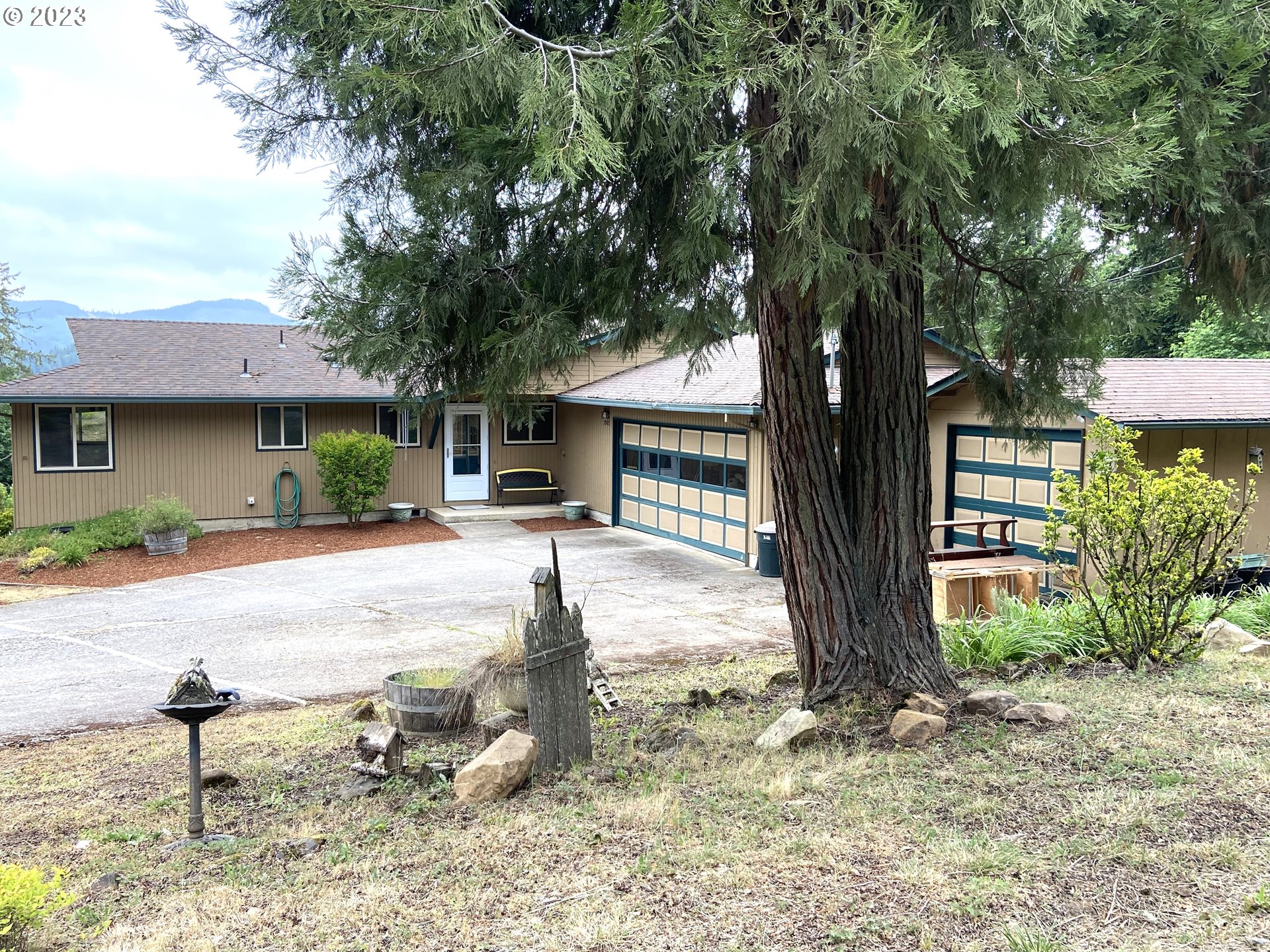 7905 South C Street Springfield, OR 97478 - Photo 4 of 28 a front view of a house with garden