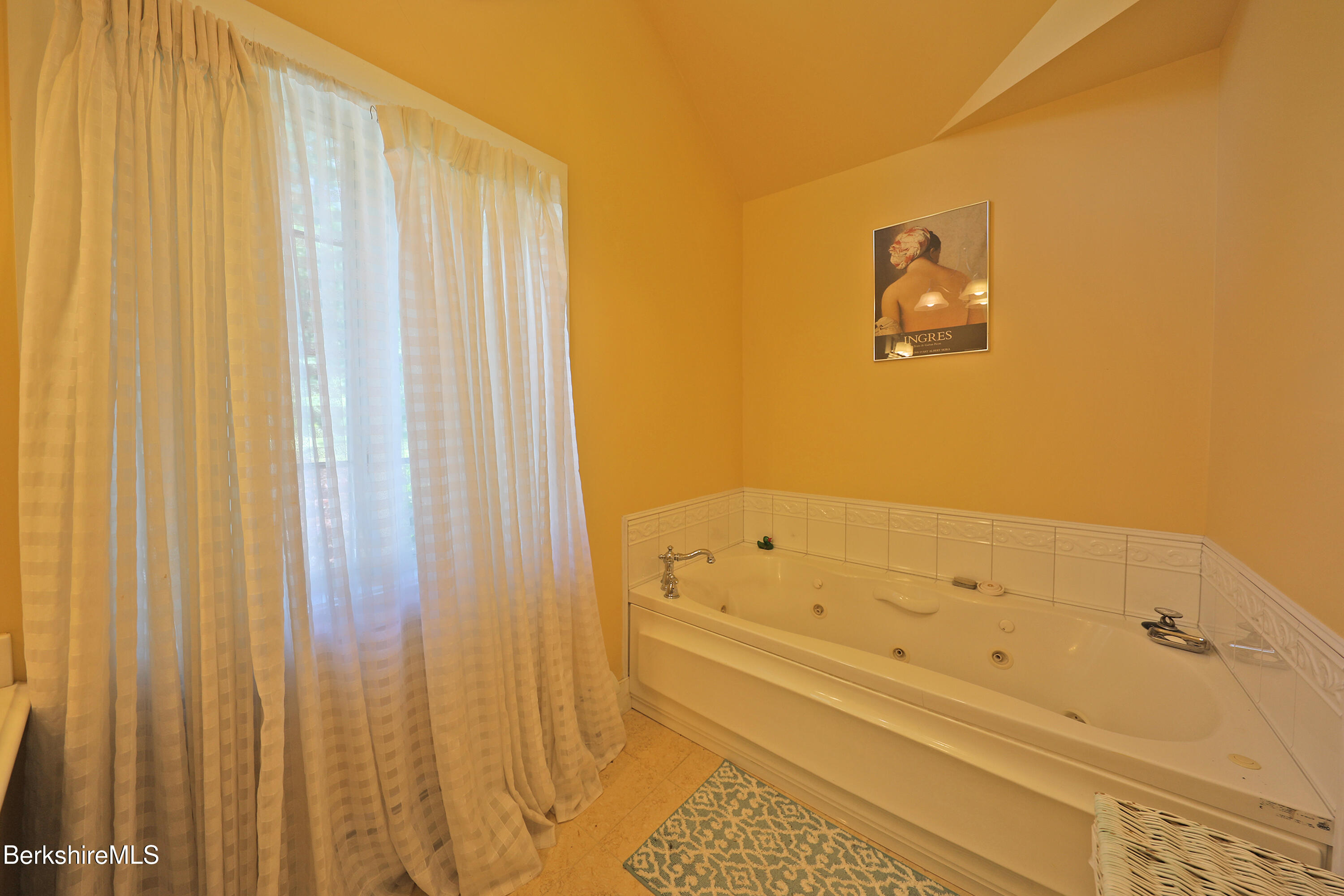15 Interlaken Cross Road Stockbridge, MA 01262 - Photo 24 of 47 Jacuzzi tub