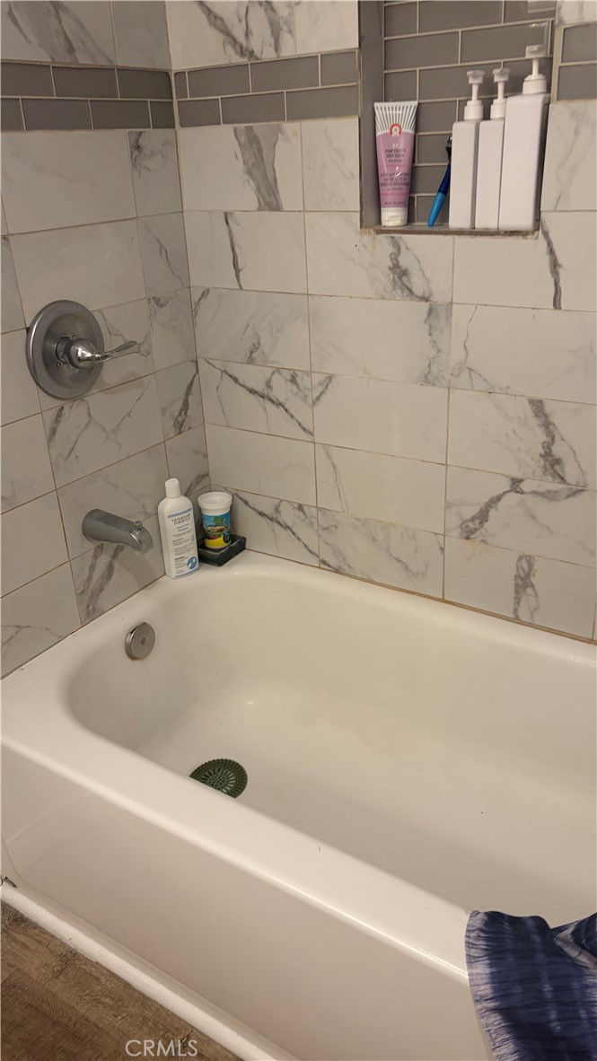 646 El Rancho Drive El Cajon, CA 92019 - Photo 23 of 23 a bathroom with a bathtub