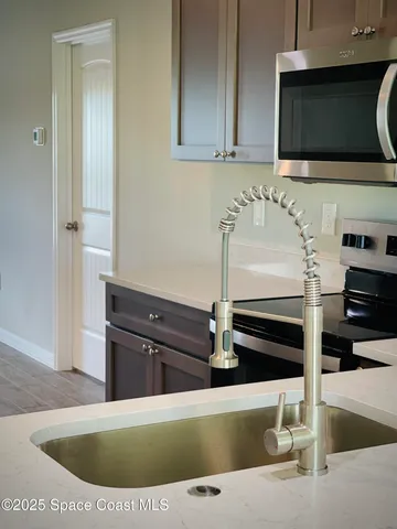 a view of an empty room with a kitchen