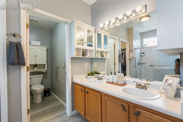 a en suite bathroom with a double vanity sink and a mirror