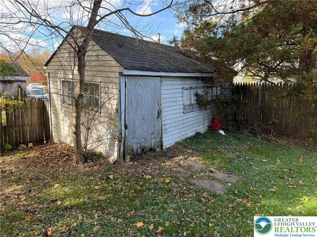 a view of a backyard