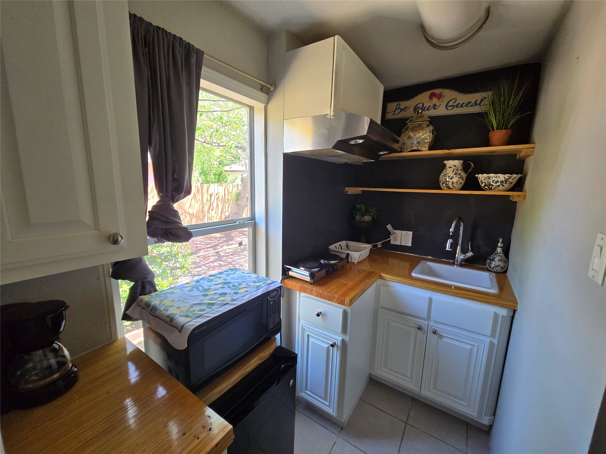 10605 Newmont Road, Unit B Austin, TX 78758 - Photo 6 of 10 Kitchenette with a hot plate, microwave, mini fridge and sink.