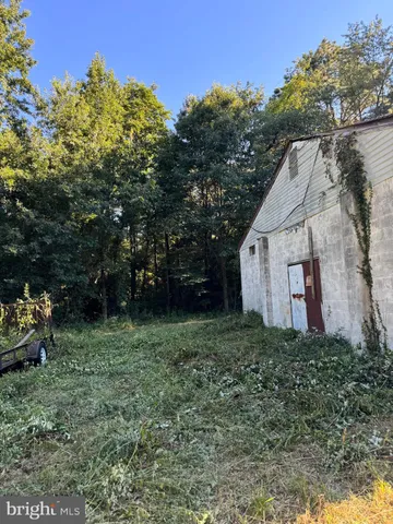 a view of a back yard