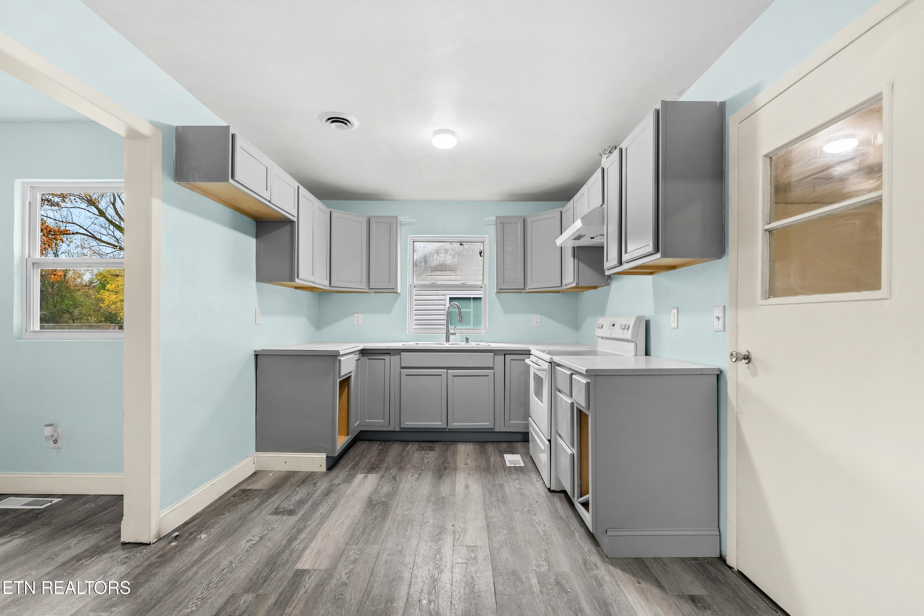 1216 Spring Street Philadelphia, TN 37846 - Photo 4 of 24 DSC07726-HDR