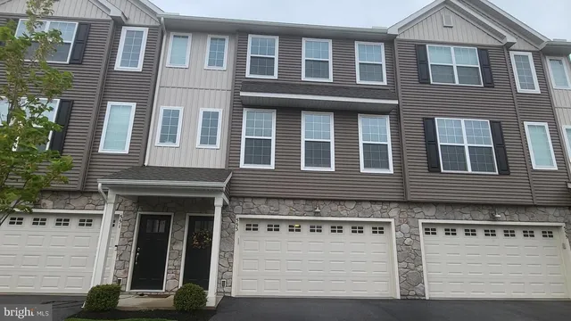 $2,300 | 553 Brook Shire Court, Mechanicsburg, PA 17055