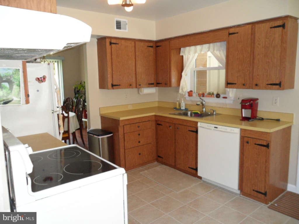 15200 Watergate Road Silver Spring, MD 20905 - Photo 4 of 22 Kitchen