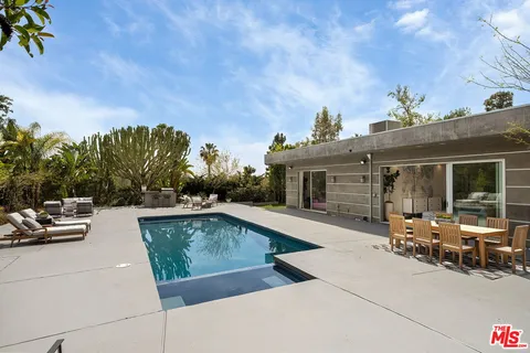 a view of a dinning table and chairs in the patio