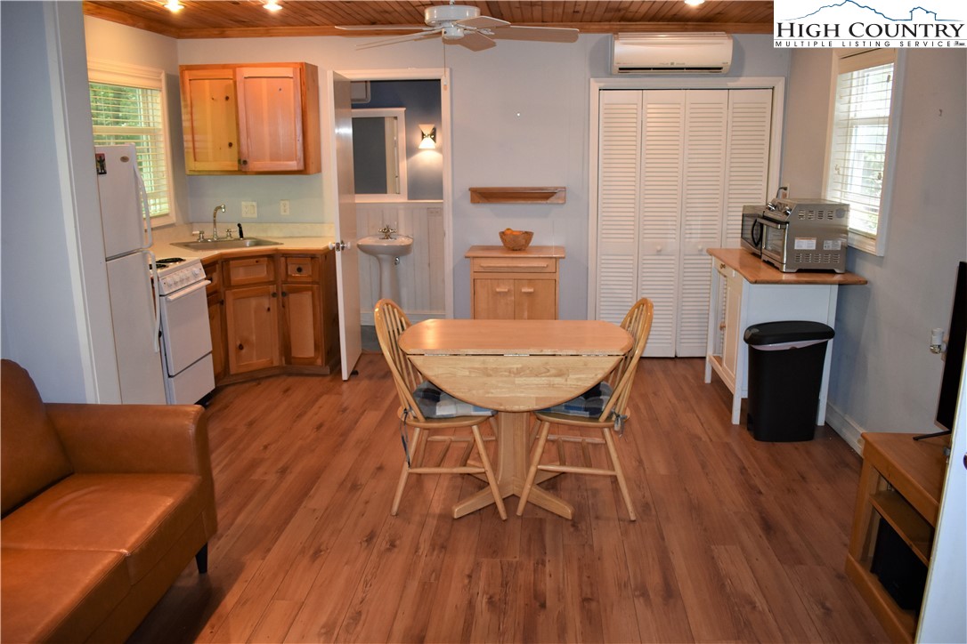 275 Ivy Road Newland, NC 28657 - Photo 9 of 23