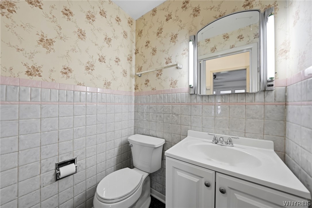 2484 River Road Wheatfield, NY 14304 - Photo 13 of 45 Half bath between Kitchen & Living Room