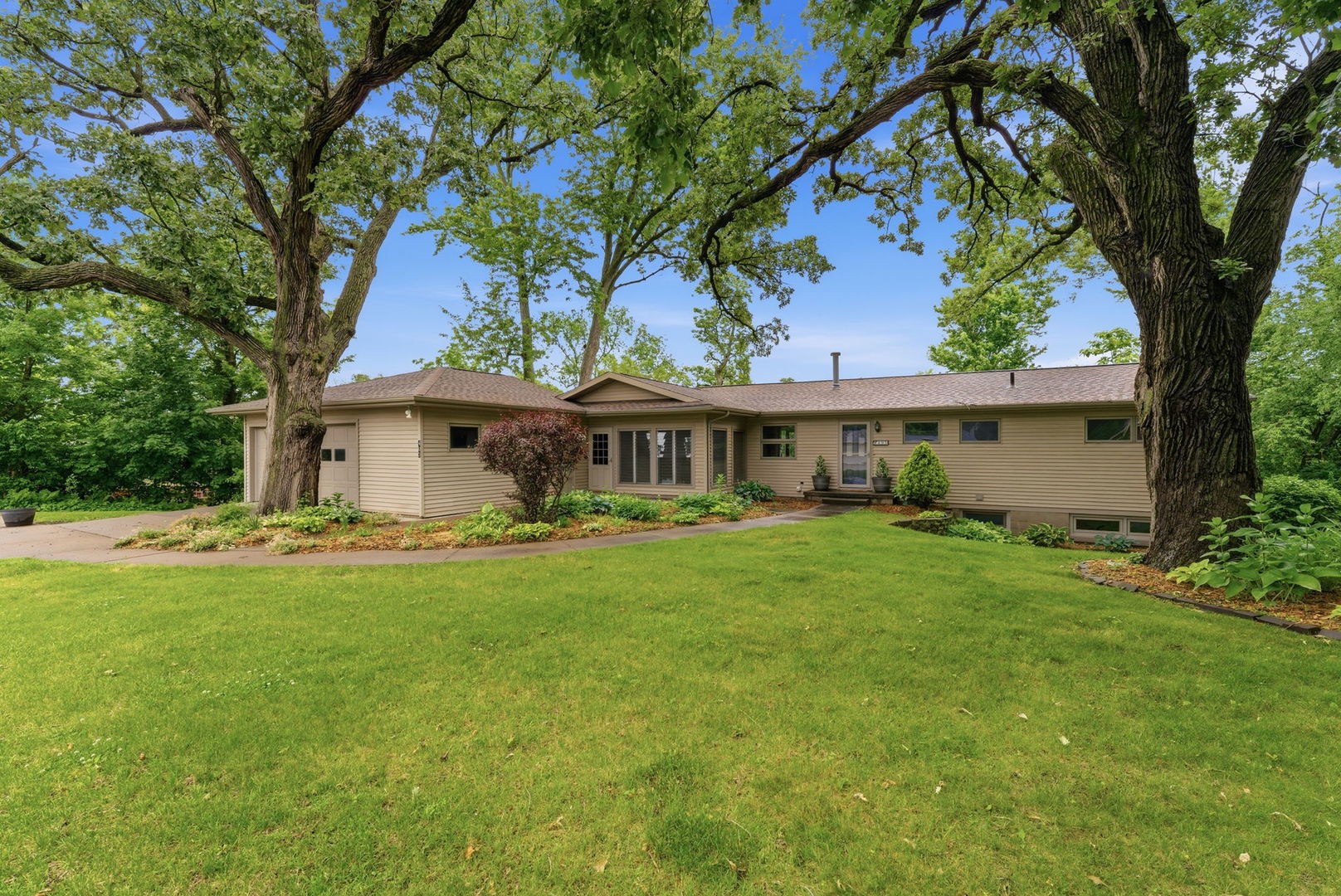 403 North 10th Street Clinton, IA 52732 - Photo 2 of 48