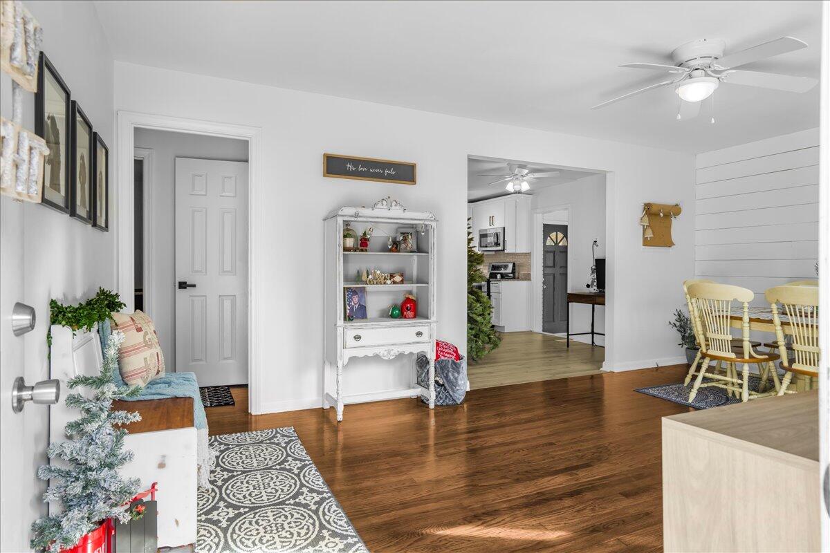 2578 Ridgewood Avenue Charleston, SC 29414 - Photo 4 of 25 Living Room