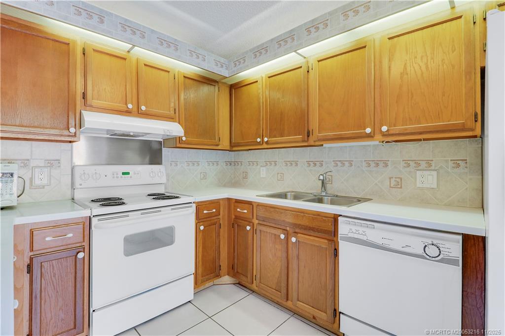 5662 Southeast Windsong Lane Stuart, FL 34997 - Photo 13 of 35