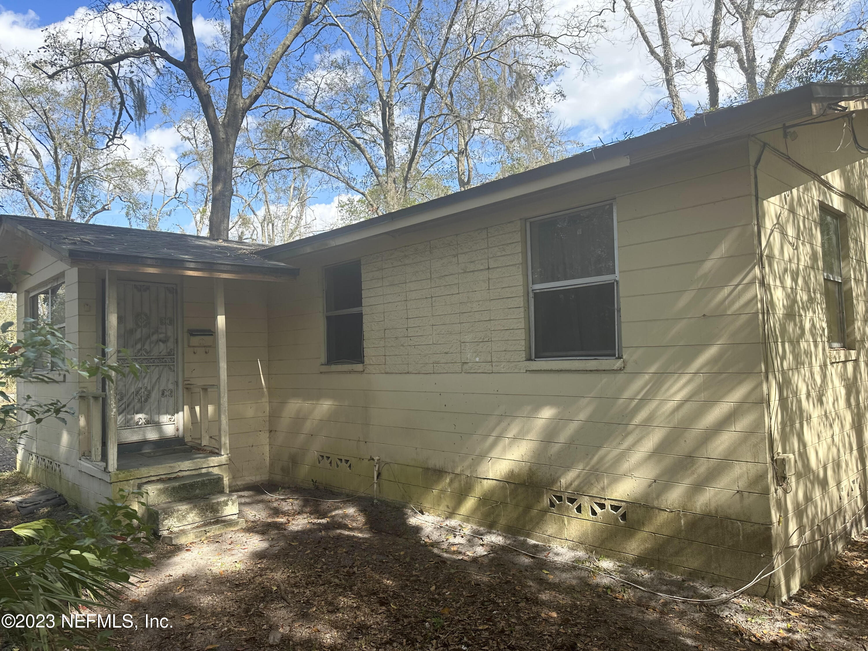 1061 Division Street Jacksonville, FL 32209 - Photo 2 of 10 front hoom