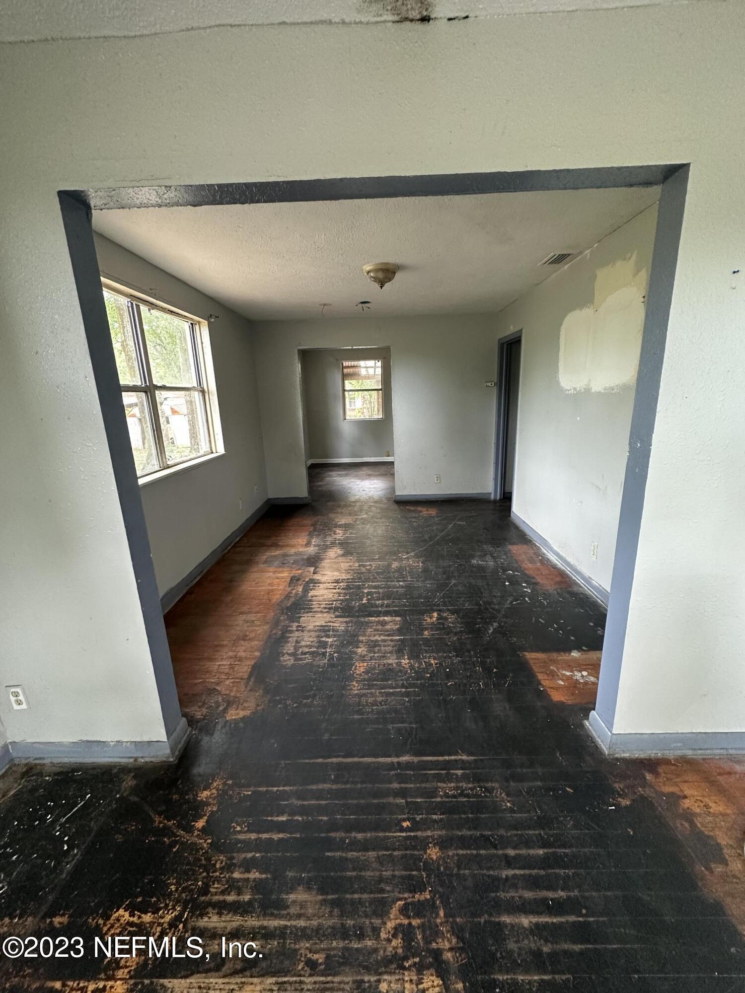 1061 Division Street Jacksonville, FL 32209 - Photo 3 of 10 85C4B475-B401-4A62-997E-120F8238F789