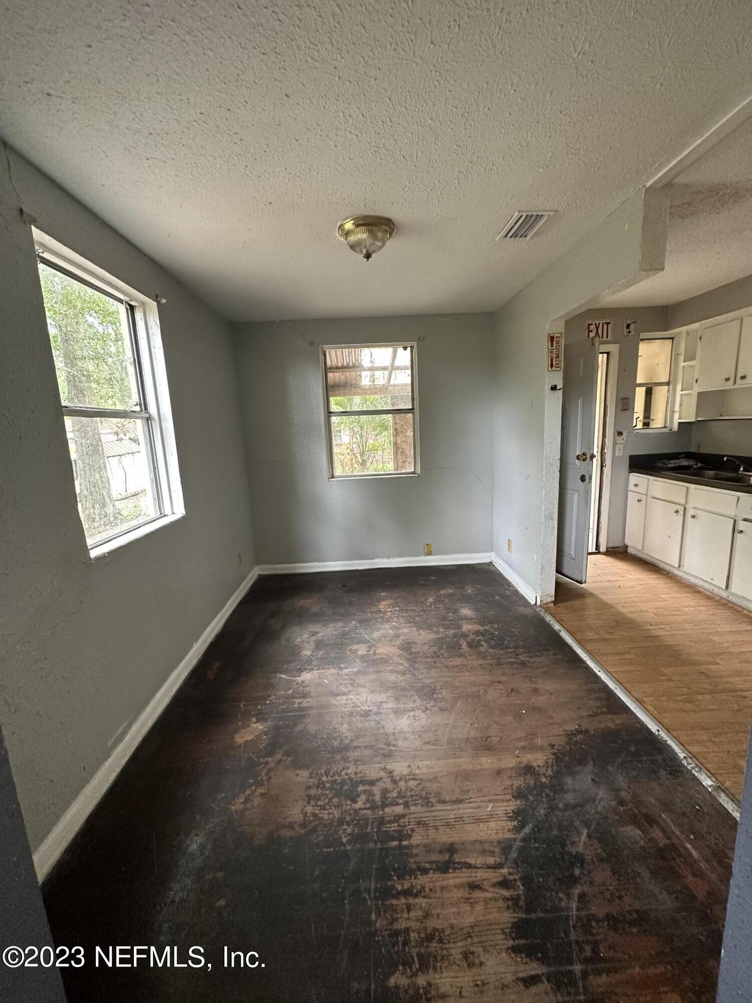 1061 Division Street Jacksonville, FL 32209 - Photo 4 of 10 C84AC016-8B3B-4F4C-8E61-AF6CE50B7A27