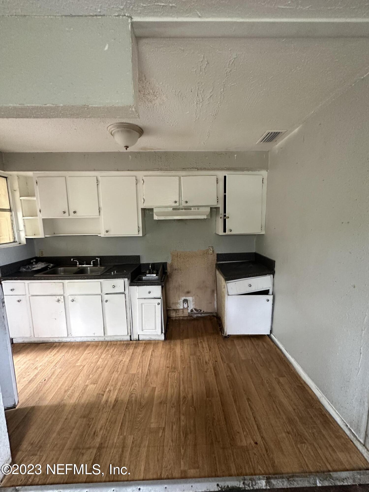 1061 Division Street Jacksonville, FL 32209 - Photo 6 of 10 25C53857-EBFA-4141-9D47-732B0D41BA0A