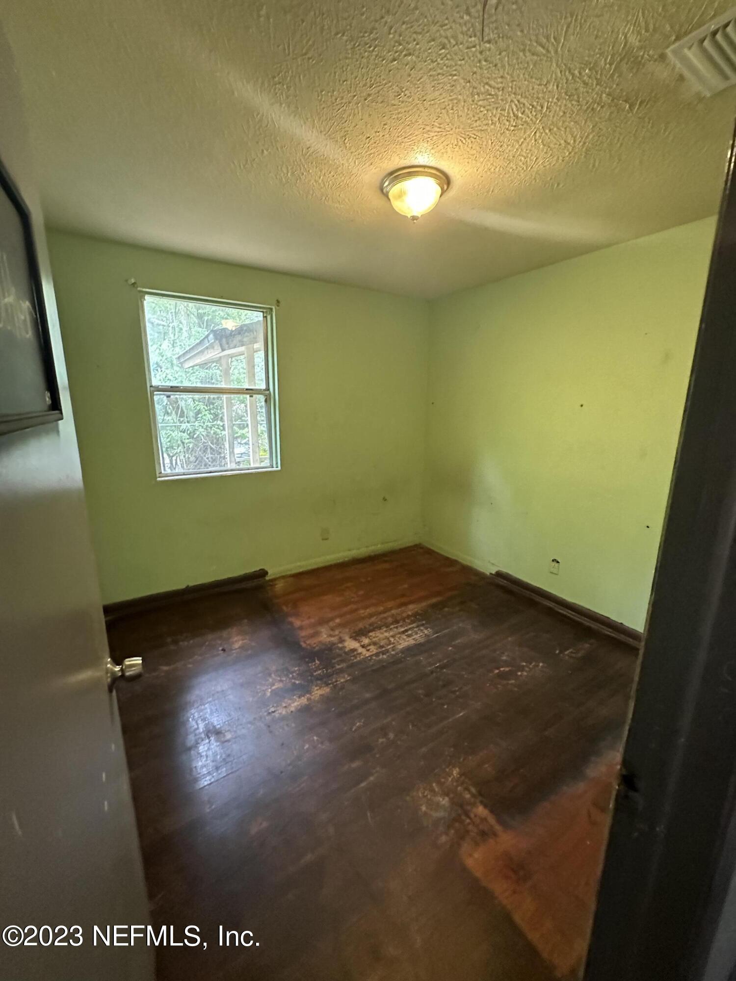 1061 Division Street Jacksonville, FL 32209 - Photo 7 of 10 F02A0E1B-DACA-4D61-96F4-677DF40B165D