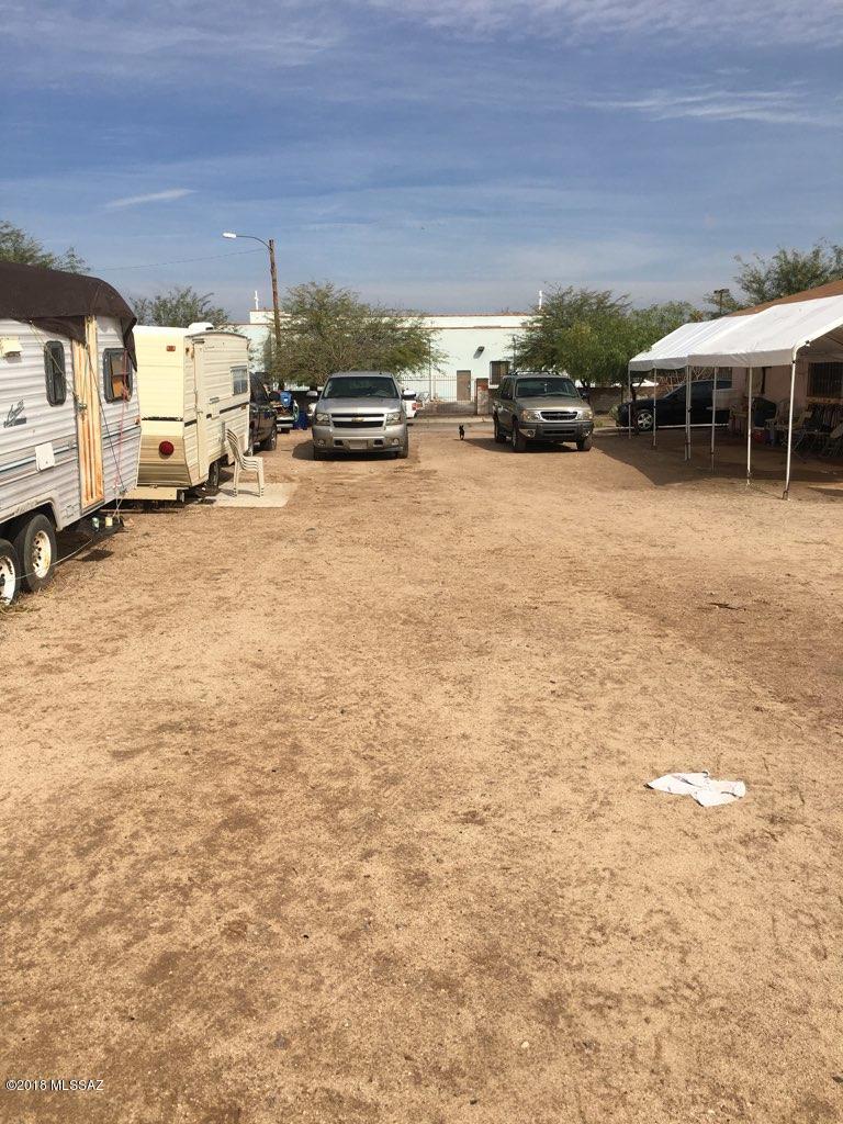 509 West 30th Street, Unit 3 Tucson, AZ 85713 - Photo 2 of 5 a view of a cars park
