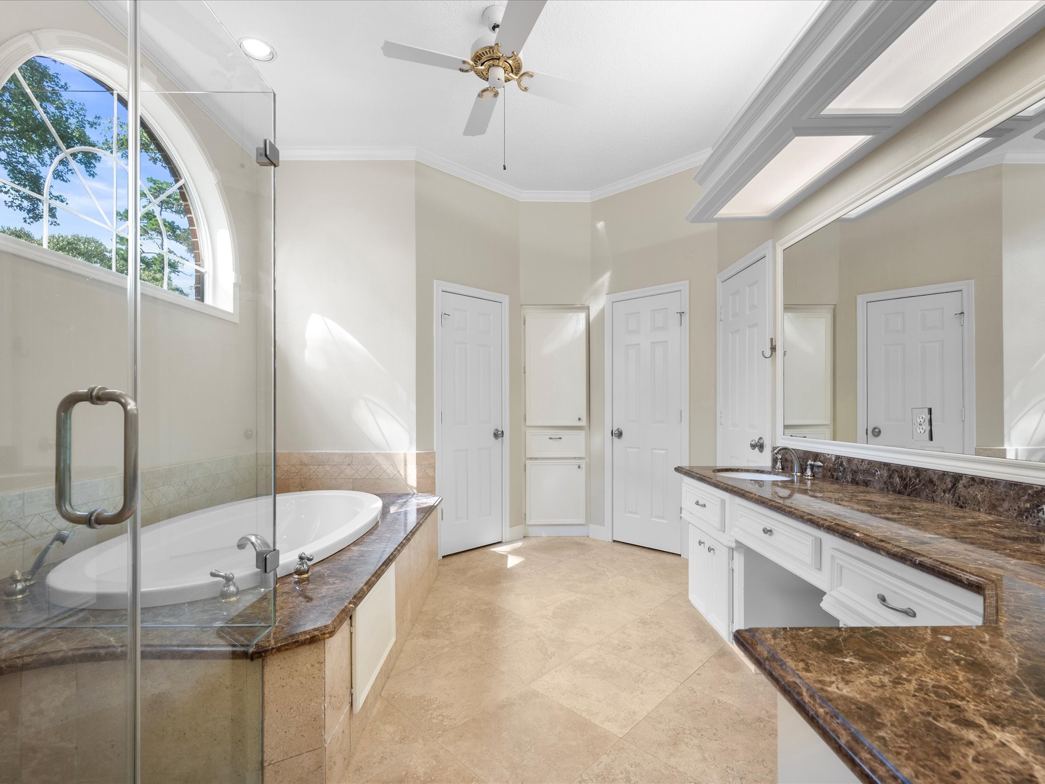 7 Wellesley Drive Conroe, TX 77304 - Photo 12 of 34 a bathroom with a tub sink and mirror
