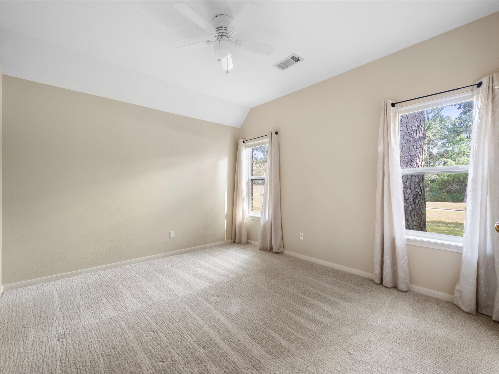 7 Wellesley Drive Conroe, TX 77304 - Photo 19 of 34 an empty room with windows and closet