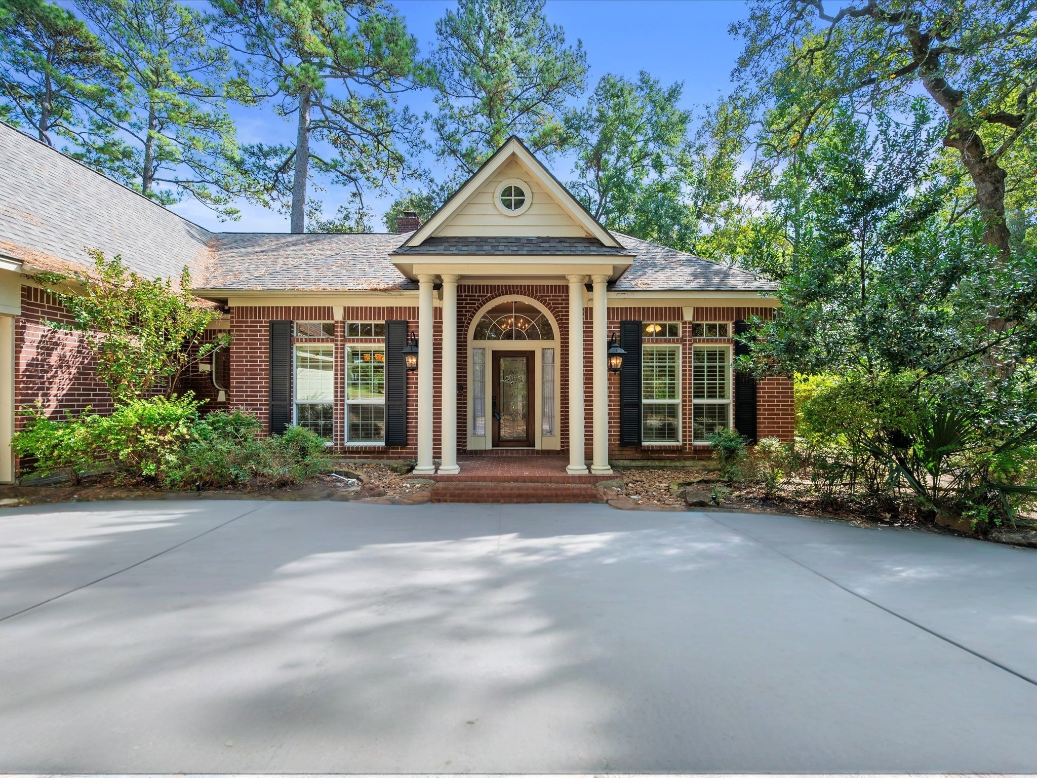 7 Wellesley Drive Conroe, TX 77304 - Photo 34 of 34 a front view of a house with garden