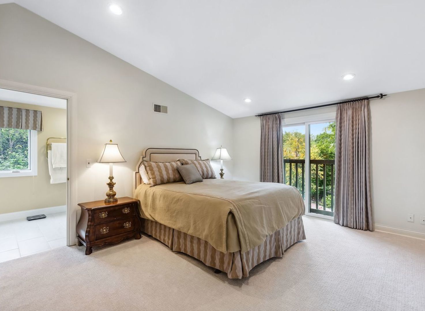 694 Buena Road Lake Forest, IL 60045 - Photo 21 of 39 a spacious bedroom with a bed and a lamp
