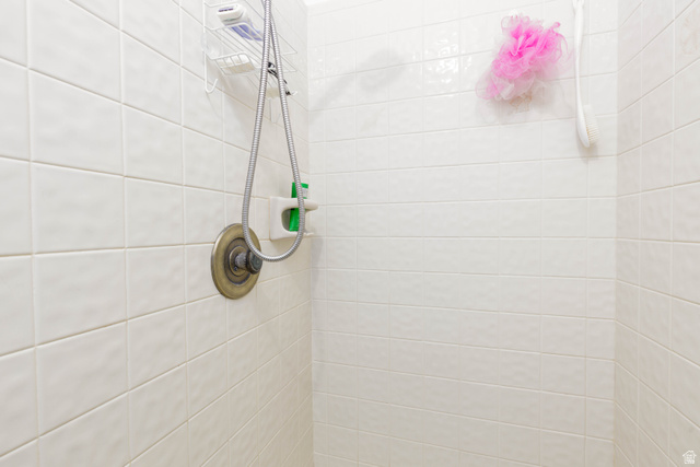 3707 Gates Circle Santa Clara, UT 84765 - Photo 15 of 19 Bathroom with tiled shower