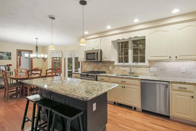 $799,999 | 5 Wildflower Drive, Sutton, MA 01590