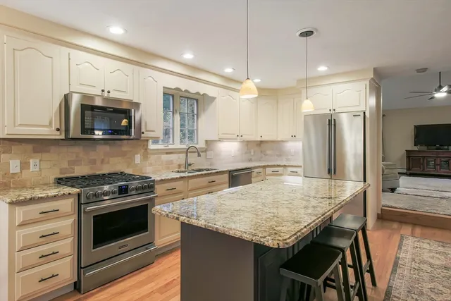 $799,999 | 5 Wildflower Drive, Sutton, MA 01590