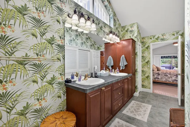 a en suite spacious bathroom with a double vanity sink and a mirror