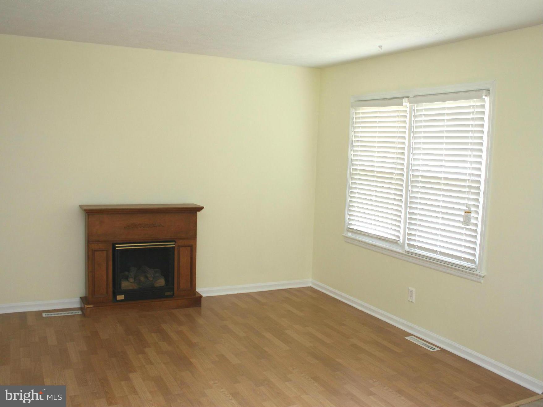 9632 Leavells Road Fredericksburg, VA 22407 - Photo 4 of 28 Living Room
