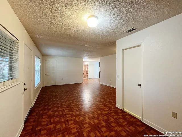 $1,350 | 117 Meadow Way, Converse, TX 78109