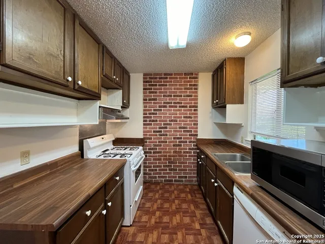 $1,350 | 117 Meadow Way, Converse, TX 78109