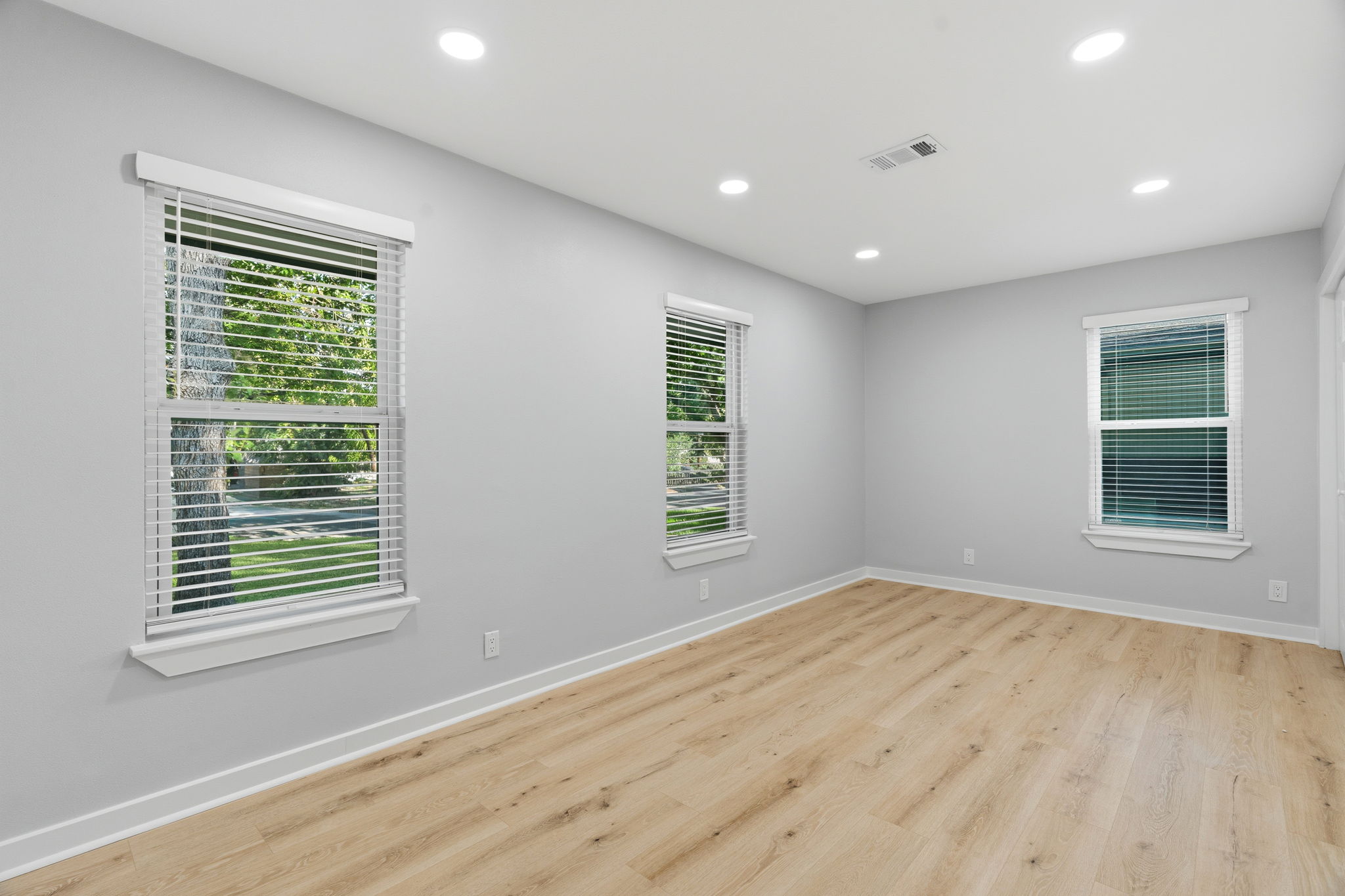 4802 Brighton Road Austin, TX 78745 - Photo 21 of 30 Large secondary bedroom