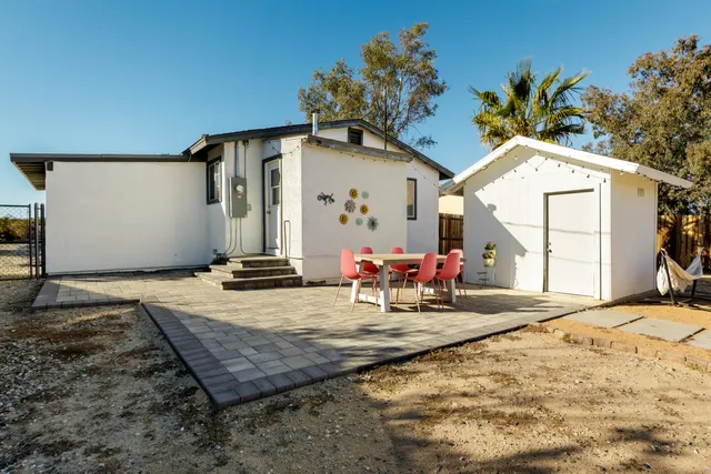 a view of a house with backyard